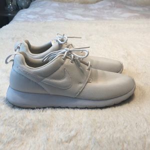 All white nike roshe